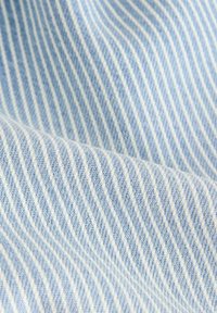 Tejido azul claro con finas rayas blancas, que muestra un tejido texturizado. La superficie parece suave y lisa, con un ligero brillo.