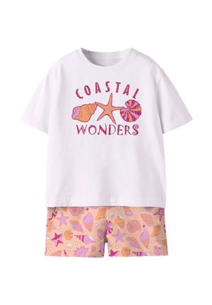 Biała koszula z krótkim rękawem z napisem "Coastal Wonders" i grafiką muszli, zestawiona z brzoskwiniowymi szortami z różowymi i pomarańczowymi motywami muszli.
