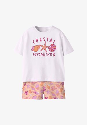 Hvid kortærmet skjorte med teksten "Coastal Wonders" og muslinge-grafik, kombineret med ferskenfarvede shorts med pink og orange muslingemønstre.