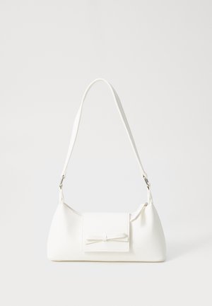 Sac d'épaule en cuir blanc avec une petite poche avant à rabat ornée d'un nœud décoratif et une quincaillerie de ton argenté.