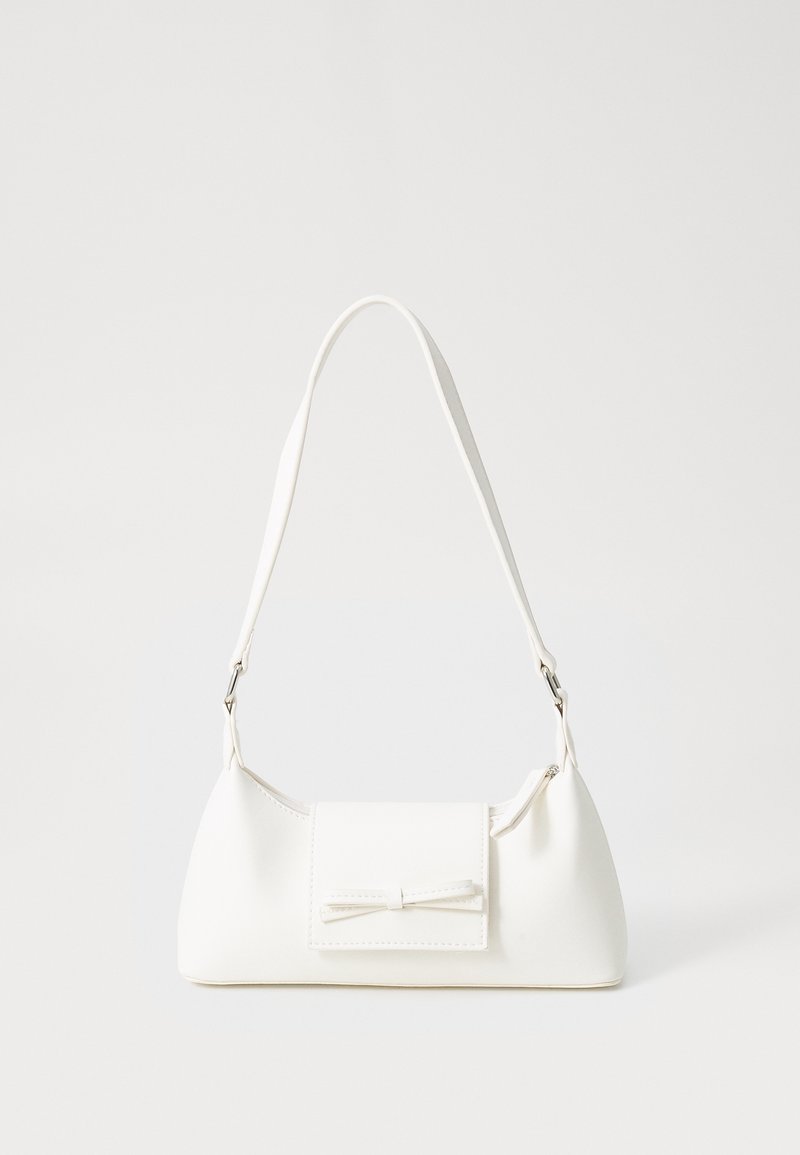 Sac d'épaule en cuir blanc avec une petite poche avant à rabat ornée d'un nœud décoratif et une quincaillerie de ton argenté.