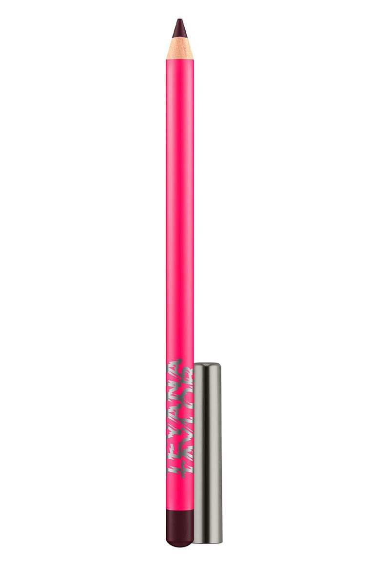 Matita per labbra rosa con punta di legno affilata, dotata di un cappuccio metallico argentato e con marchio stampato sui lati.