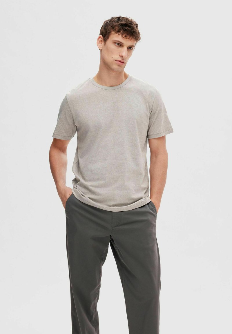Tee Str Selected SLHASPEN STR SS O-NECK TEE W NOOS - T-shirt - bas - morel/grå ...