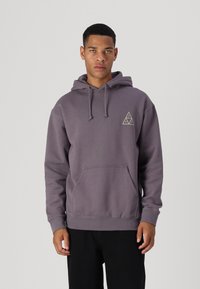 Sudadera gris de mezcla de algodón, con un bolsillo canguro frontal, capucha con cordón y un pequeño logo triangular en gris claro en el pecho.