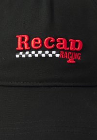 Căciulă neagră din material, cu text brodat în roșu "Recap" și "Racing", și un accent cu model în carouri alb-negru.