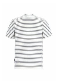 Balta trumpa rankovė t-shirt, su plonomis tamsiai mėlynomis horizontaliomis juostelėmis, apvaliu kaklu ir maža etikete kairiajame apatinime kampe.