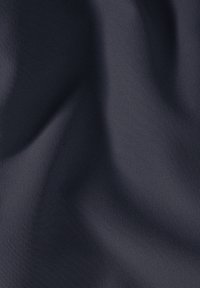 Tissu bleu marine foncé avec une texture lisse et mate, présentant de subtiles ondulations et plis. Aucun motif ni élément métallique présent.