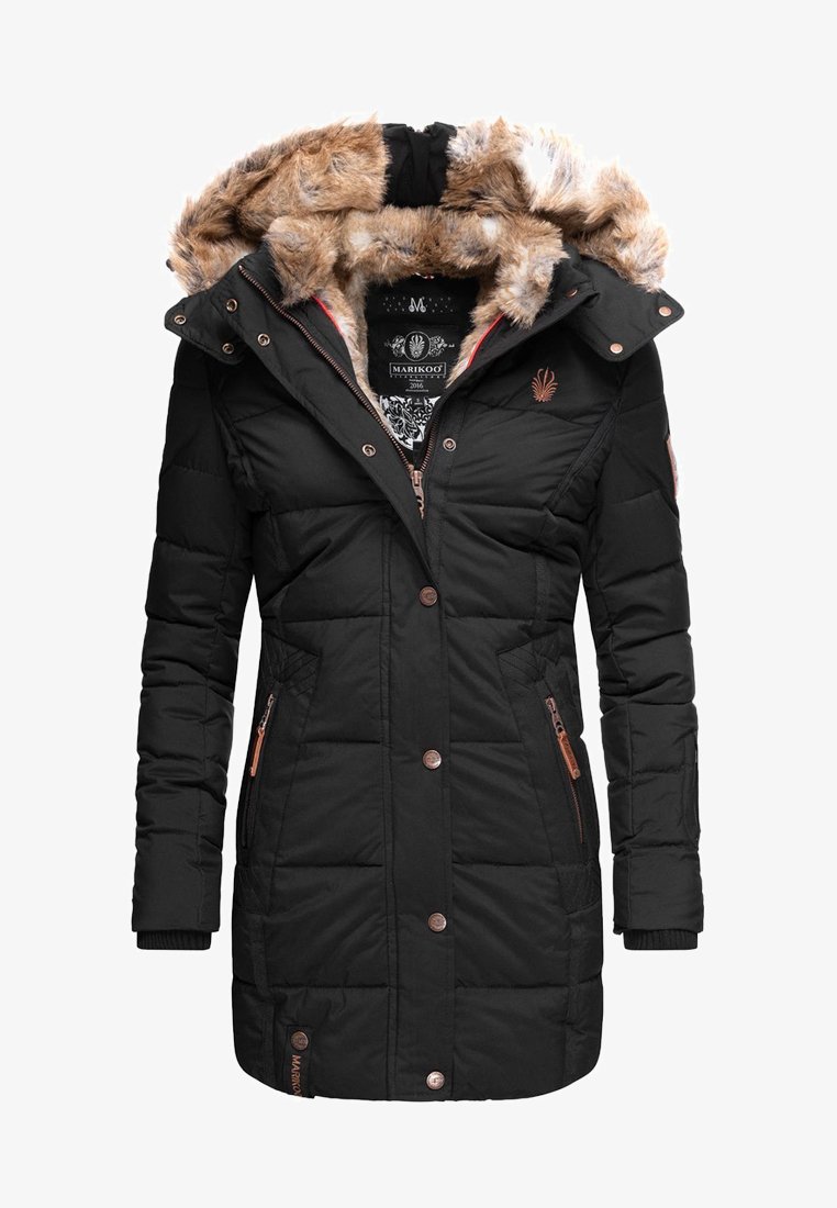 Giubbino imbottito nero con cappuccio foderato in pelliccia sintetica, tasche con zip e texture a trapuntato. Presenta hardware color rame e logo del marchio sul lato.