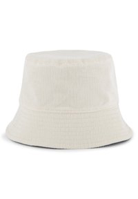 Chapeau seau en velours côtelé blanc avec une surface texturée. Forme cylindrique avec un large bord incliné vers le bas et des détails cousus.