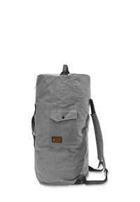 Grauer Canvas-Rucksack mit einem Rolltopsystem, Fronttasche mit Druckknopfverschluss, verstellbaren Trageriemen und einem Logopatch auf der Vorderseite.