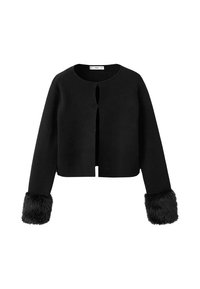 Cárdigan negro corto con cuello redondo, frente abierto y acentos de pelaje sintético en las mangas. Textura suave y diseño minimalista.
