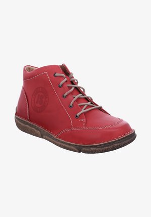 Stivali alla caviglia in pelle rossa con punta rotonda, occhielli neri, lacci beige e logo impresso. Presentano una suola in gomma testurizzata e cuciture bianche.
