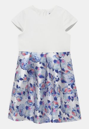 Weißes Kleid mit kurzen Ärmeln, einem taillierten Oberteil und einem ausgestellten Rock mit einem blauen, pinken und violetten Blumenmuster.