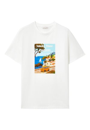 Weißes kurzärmeliges T-Shirt mit einem bunten Küstenlandschaftsprint, der ein gelbes Auto, Segelboote, Bäume und Häuser mit dem Text "Amore, Mare e Positano" zeigt.