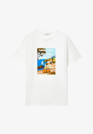 T-shirt blanc à manches courtes avec un imprimé coloré de paysage côtier comprenant une voiture jaune, des voiliers, des arbres et des maisons avec le texte "Amore, Mare e Positano".