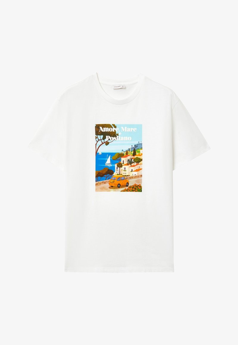 T-shirt blanc à manches courtes avec un imprimé coloré de paysage côtier comprenant une voiture jaune, des voiliers, des arbres et des maisons avec le texte "Amore, Mare e Positano".