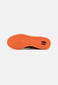 Umbro TOCCO IV CLUB IC - Saalijalgpalli saapad - black/white/dragon fire