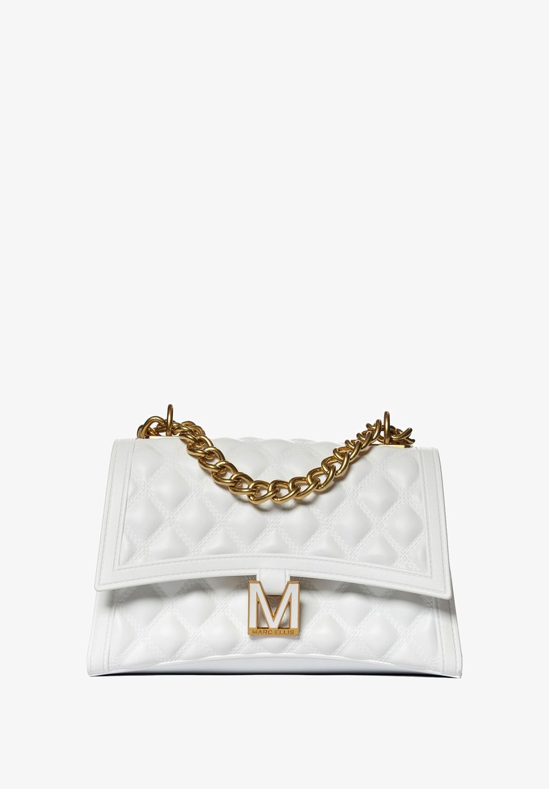 Weißes gestepptes Handtasche mit strukturiertem Design, featuring eine goldene Kettenriemen und ein auffälliges Goldenes Logo-Element auf der Vorderseite.