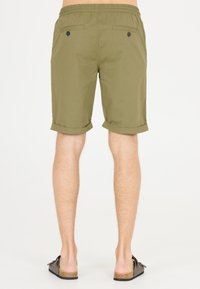 Olijfgroene shorts gemaakt van lichtgewicht stof, met opgerolde manchetten, een elastische tailleband en twee knoopsluiting achterzakken.