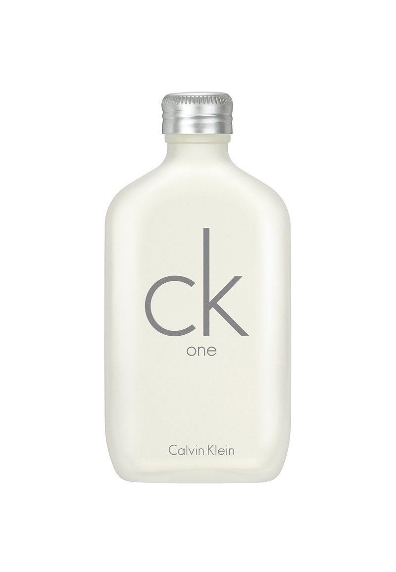 Genomskinlig glasflaska med matt yta, silverkapsyl, präglad "ck one"-logotyp och "Calvin Klein"-etikett längst ner.