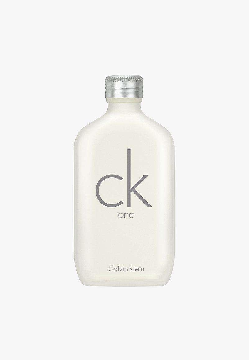 Gennemsigtig glasflaske med mat finish, sølvhætte, præget "ck one" logo og "Calvin Klein" label nederst.