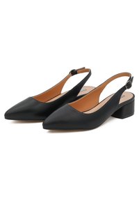 Scarpe slingback in pelle nera con punta affusolata, tacco basso a blocco e cinturino regolabile, con una fodera interna color beige.