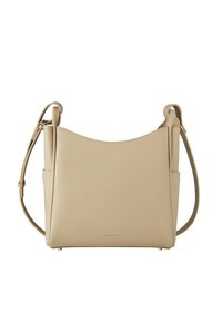 Borsa a tracolla in pelle beige con una texture liscia, parte superiore curva, tracolla regolabile e tasche laterali. Logo discreto nella parte frontale in basso.