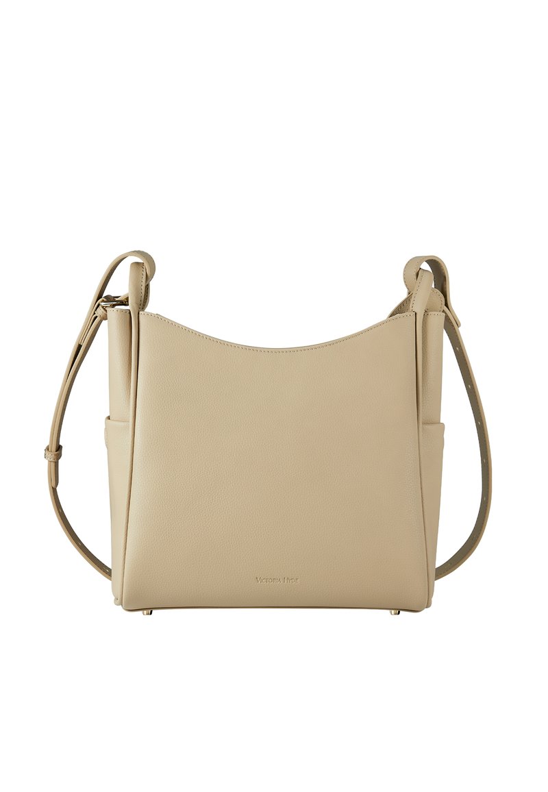 Borsa a tracolla in pelle beige con una texture liscia, parte superiore curva, tracolla regolabile e tasche laterali. Logo discreto nella parte frontale in basso.