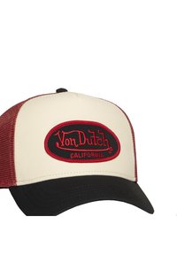 Gorra trucker tricolor de Von Dutch con panel frontal crema, parte trasera de malla roja, visera curva negra y parche de logo rojo que dice "Von Dutch California".
