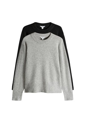 Dwa swetry z okrągłym dekoltem ułożone jeden na drugim, jeden szary, drugi czarny. Wykonane z miękkiego materiału dzianinowego z prążkowanymi mankietami i ściągaczem na dole. Prosty, klasyczny design.