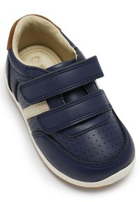 Dunkelblaue Lederschuhe mit zwei Velcro-Riemen, Cremetönen, durchbrochener Gestaltung an der Zehenpartie und einem beigen Innenfutter.