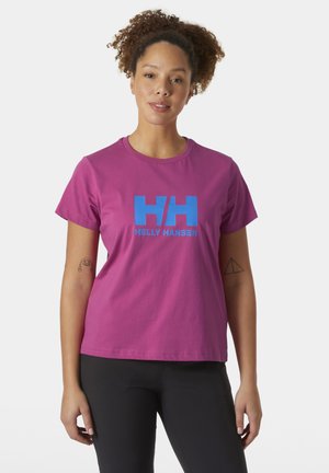 Camiseta de algodón morada con un logo azul de "HELLY HANSEN" en el centro. Mangas cortas y escote redondo. Textura suave.