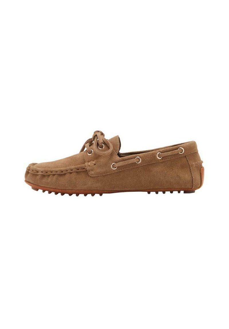 Scarpa da barca in suede color beige con punta arrotondata, laccio frontale e occhielli in metallo. Suola testurizzata con piccoli chiodi di gomma per una buona aderenza.