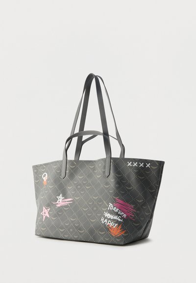 Τσάντα tote σε σκούρο γκρι με διπλές λαβές, με λεπτό επαναλαμβανόμενο μοτίβο και χρωματιστό γραφικό κείμενο που λέει "Forever Young Happy."
