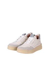 Sneakers con tomaia in pelle bianca e accenti in suede grigi, suola in gomma beige, linguetta al tallone di un blu chiaro contrastante e lacci bianchi.