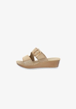 Sandale compensée beige avec deux brides réglables, l'une avec une grande boucle, et une semelle blanche crantée.