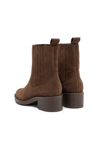 Botines de ante marrón con tacones cuadrados y tiradores, con paneles laterales elásticos para facilitar su uso.