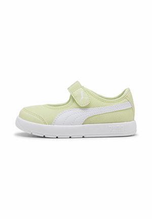 Lysegrøn børnesneaker med hvid Puma-logo, elastisk rem med logo og tyk hvid sål, sideview på hvid baggrund.