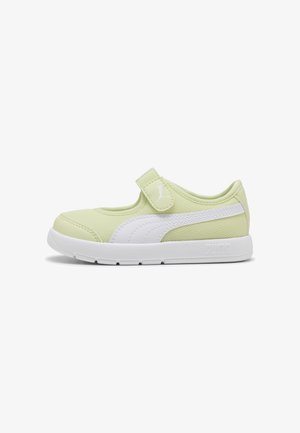 Jasnozielony dziecięcy sneaker z białym logo Puma, elastycznym paskiem z logo i grubą białą podeszwą, widok z boku na białym tle.