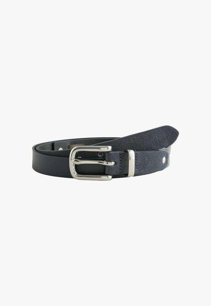 Ceinture en cuir noir enroulée avec boucle rectangulaire argentée et extrémité en suède sur fond blanc.