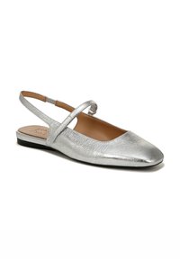 Slingback piatto metallizzato argento con punta affilata, finitura texture e una singola cinghia al centro. Suola piatta con tacco minimo.