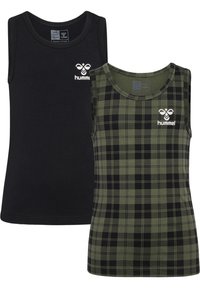 Twee tanktops: één effen zwart met een logo en één groen geruit met zwarte accenten. Gemaakt van biologische katoen met een gladde textuur.