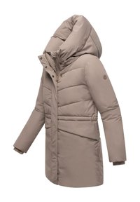 Béžová puffová bunda s vysokým golierom, polstrovanou textúrou, zatváraním na zips a gombík, bočnými vreckami a logom na rukáve.