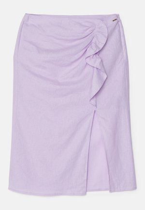 Lilla blyantkjole med frontruffle og sideløsning, laget av lett materiale med en glatt tekstur.