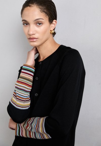 Cardigan nero con chiusura a bottoni, caratterizzato da maniche lunghe in righe orizzontali multicolori. Texture liscia. Adatto per un look casual.