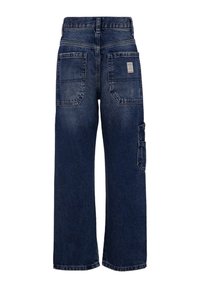 Blauwe denim cargo broek met een straight leg ontwerp, meerdere zakken en een label op de achterste tailleband. Licht vervaagde textuur.