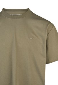 Olivengrünes Baumwoll-T-Shirt mit Rundhalsausschnitt und kurzen Ärmeln. Mit einem kleinen bestickten Vogel-Logo auf der linken Brust. Glatte Textur.