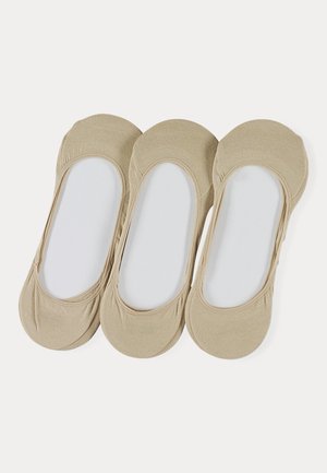 Drei Paar beige No-Show-Socken nebeneinander auf weißem Hintergrund angeordnet.