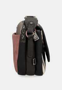 Borsa in pelle con un mix di pannelli marroni e rosa a texture, dotata di cerniere, accessori decorativi e un lato a motivo contrastante.