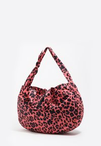 Miękka torebka na ramię z czerwono-czarnym wzorem w panterkę, z wiązanym paskiem i ściąganym górnym zapięciem.